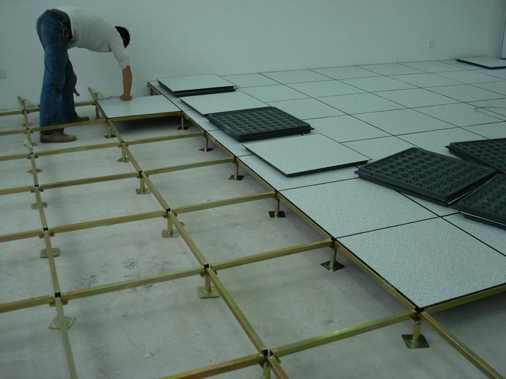 Raised Floor Installation For Corner Lock And Stringer System